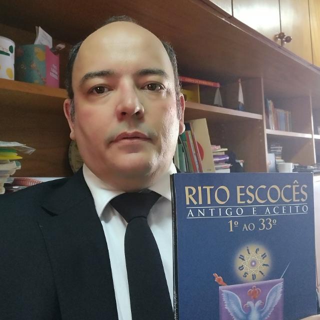 Advogado em Birigui atendendo cliente no escritório Servelatti & Sanchez