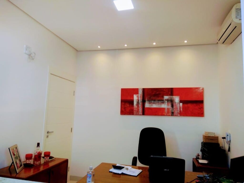 Advogado orientando cliente no escritório Servelatti & Sanchez em Birigui-SP